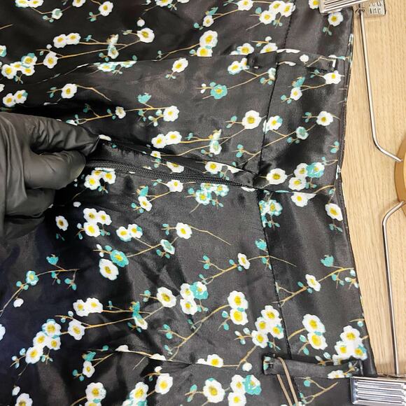 Massimo Dutti Women Silk Blend Black Floral Shorts Size 4 New - Picture 8 of 8